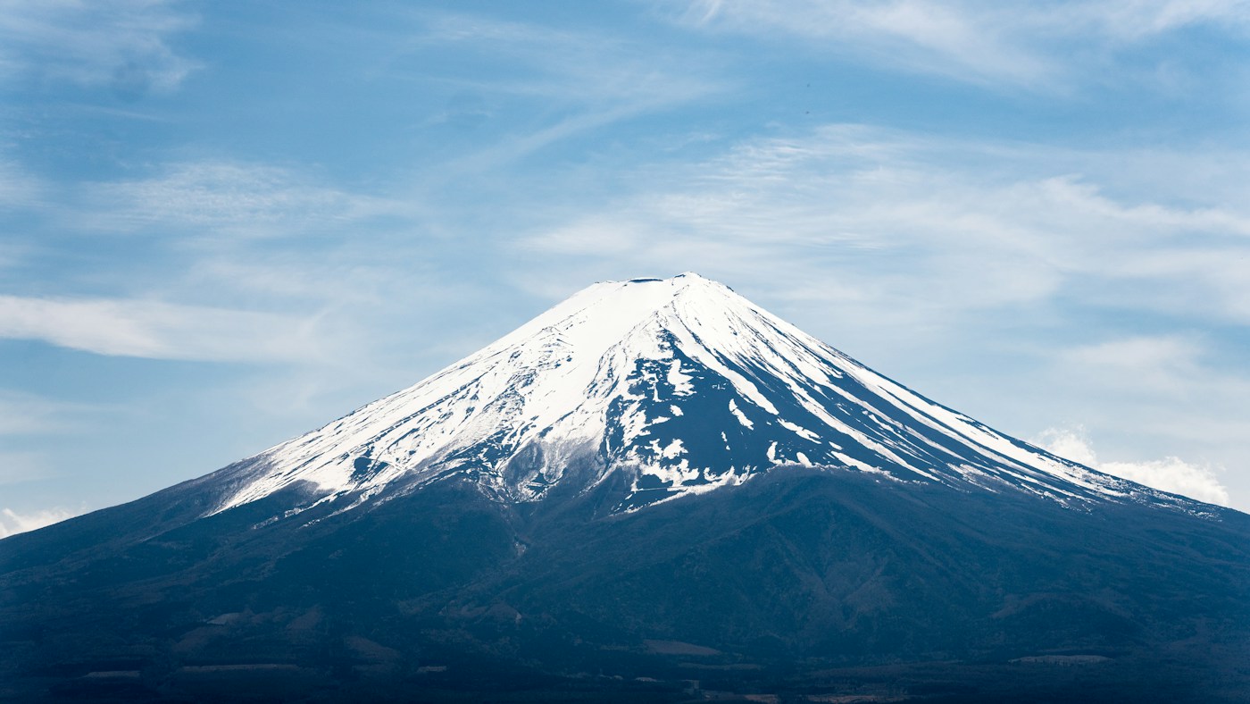 日本富士山的山頂白雪與湛藍天空